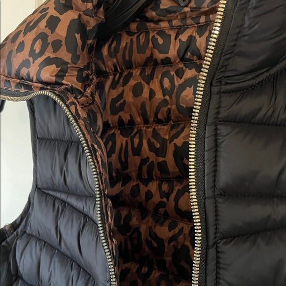 Elegant Black Quilted Vest with Animal Print Interior - Picture 5 of 6